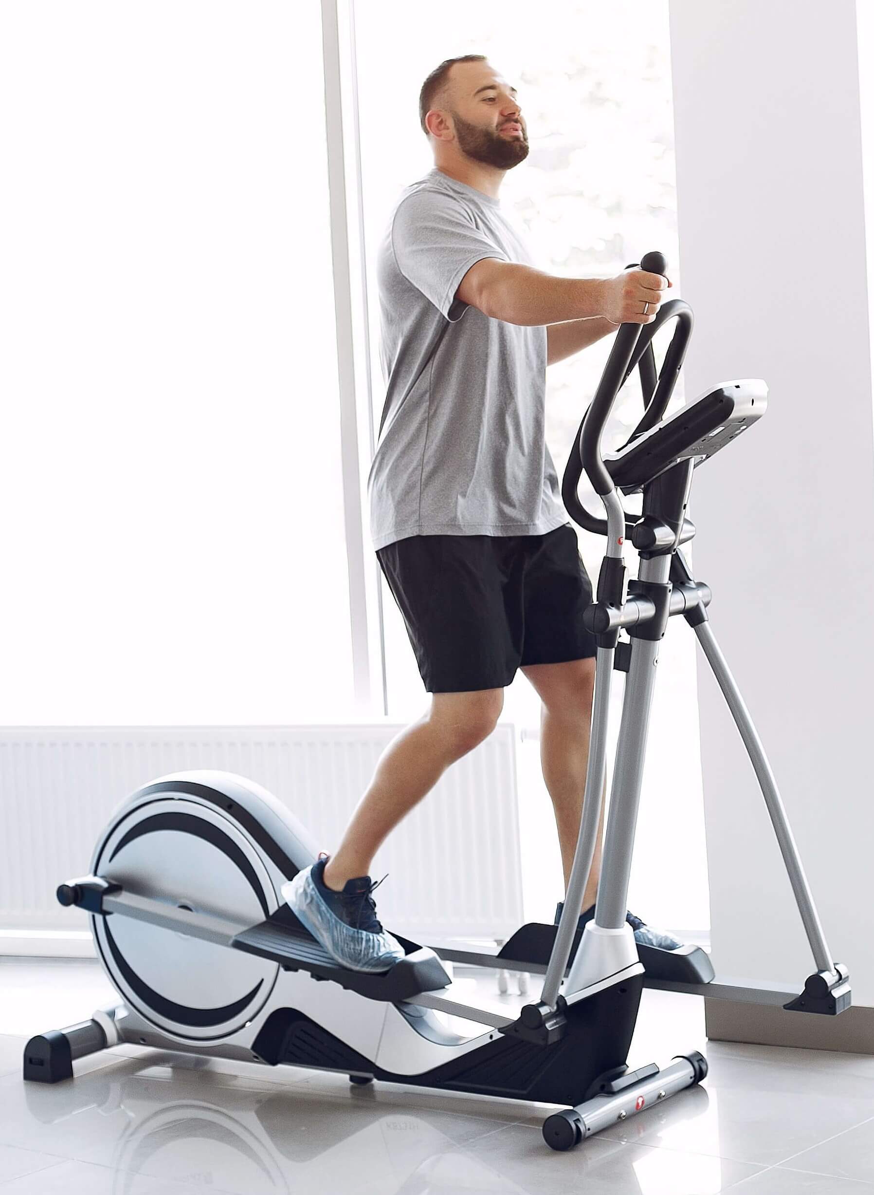 bearded-man-using-spin-bike-physiotherapy (1)